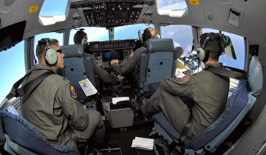 [ẢNH] Vận tải cơ C-17 Mỹ nhồi nhét chật cứng 650 người Afghanistan di tản
