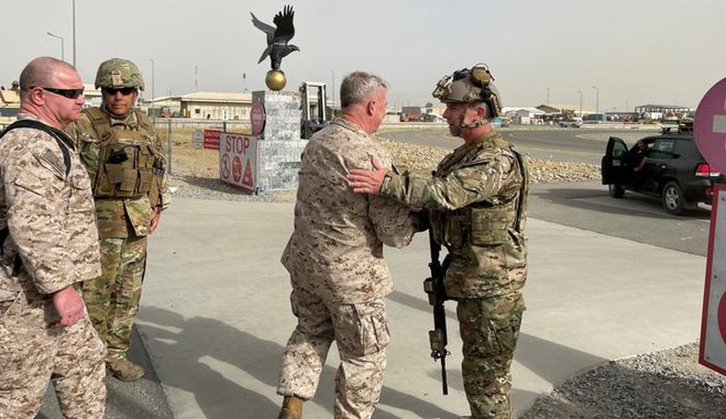 [ẢNH] Tư lệnh Bộ chỉ huy Trung tâm Mỹ tới Kabul, Aghanistan
