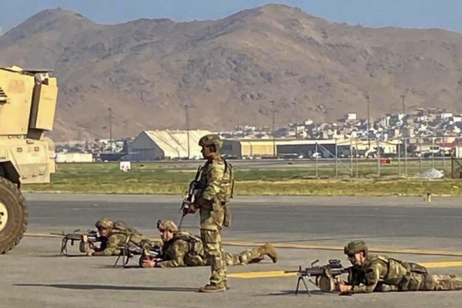 [ẢNH] Tư lệnh Bộ chỉ huy Trung tâm Mỹ tới Kabul, Aghanistan