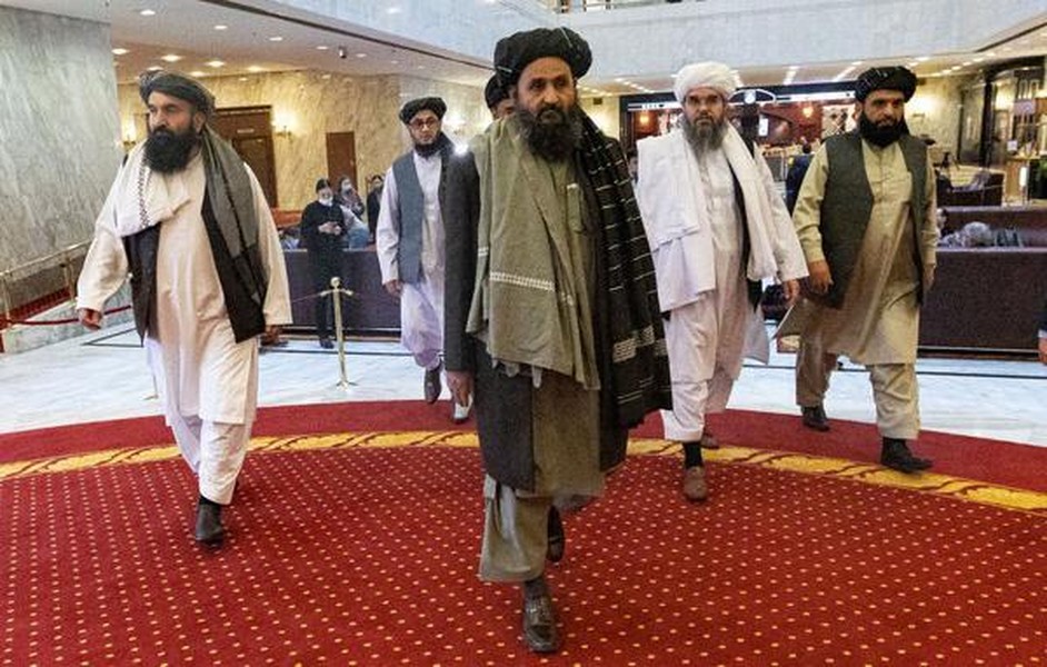 [ẢNH] Tổng thống Ghani và gia đình ở UAE sau khi tháo chạy khỏi Afghanistan