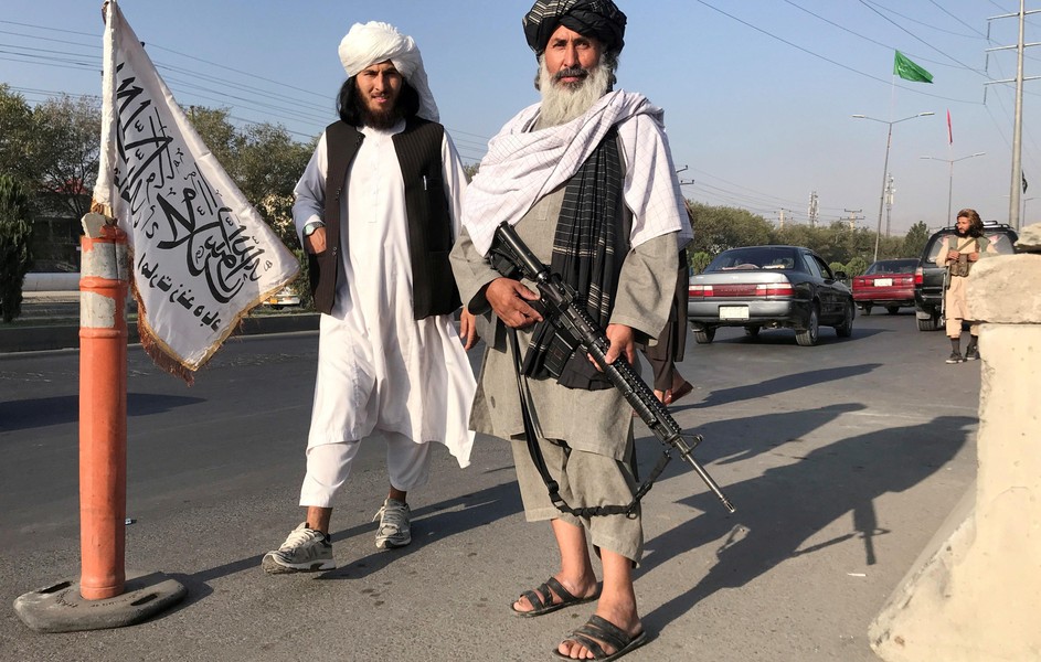 [ẢNH] Biệt kích Taliban công khai nhạo báng Mỹ