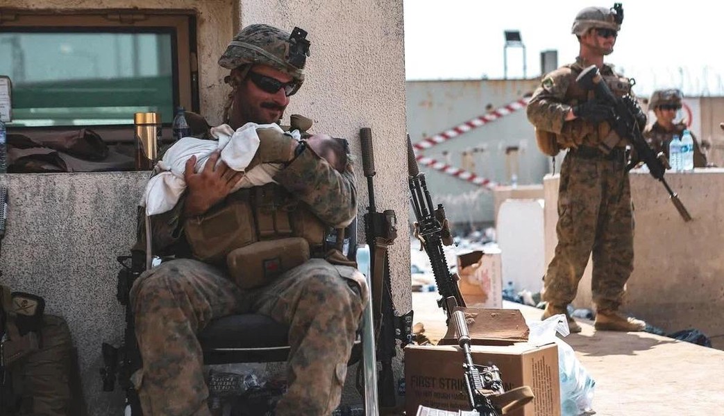 [ẢNH] Số phận mỉm cười với em bé Aghanistan sơ sinh di tản qua hàng rào kẽm gai