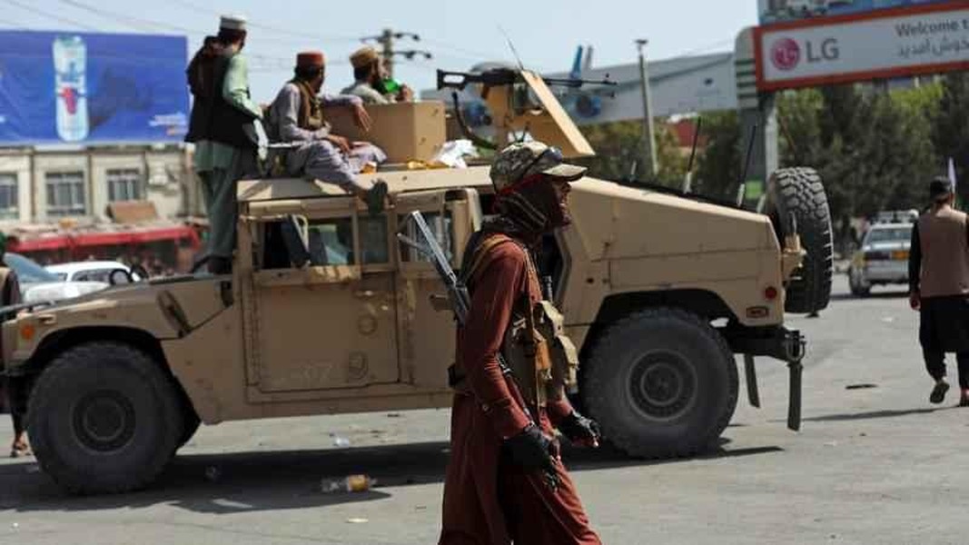 [ẢNH] Taliban ‘bất nhất’ khi vừa kêu gọi vừa cấm cửa viên chức Afghanistan đi làm