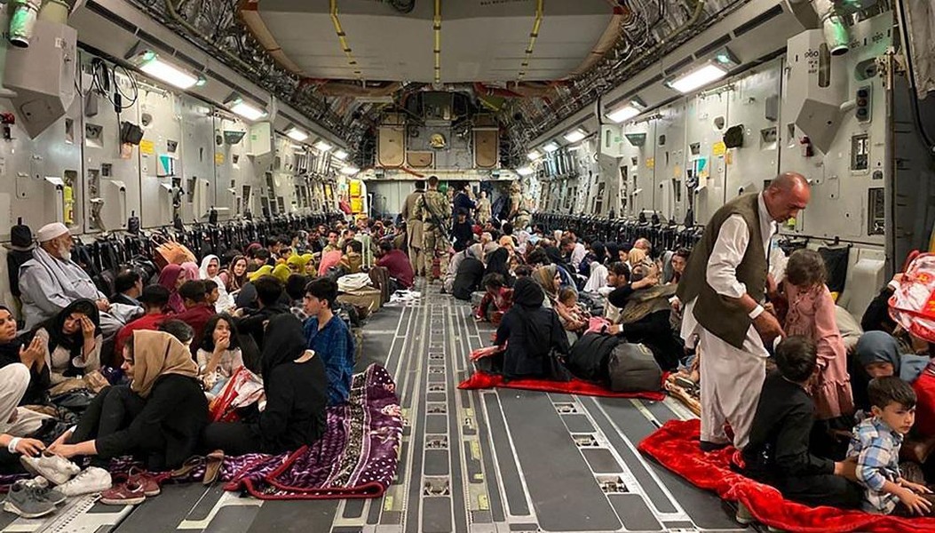 [ẢNH] Không phải 640 mà có tới 823 người nhồi nhét trên chiếc C-17 thoát khỏi Kabul