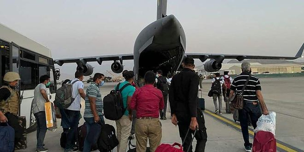 [ẢNH] Không phải 640 mà có tới 823 người nhồi nhét trên chiếc C-17 thoát khỏi Kabul