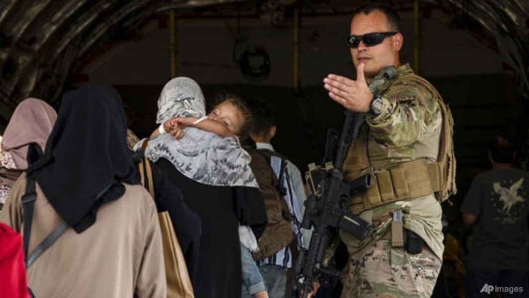 [ẢNH] Lính Mỹ đi, Taliban liền tới tiếp quản sân bay quốc tế Kabul