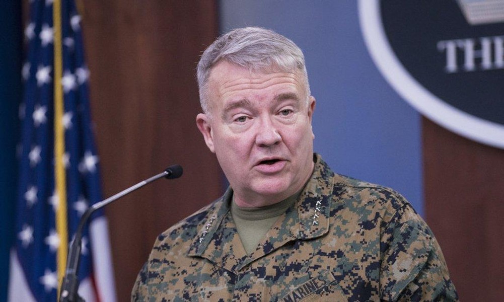 [ẢNH] Thiếu tướng Donahue là người lính Mỹ cuối cùng lên máy bay rời Afghanistan