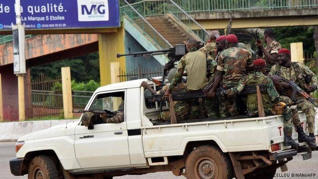 [ẢNH] Quân đội Guinea đảo chính, bắt giữ tổng thống và giải tán chính phủ
