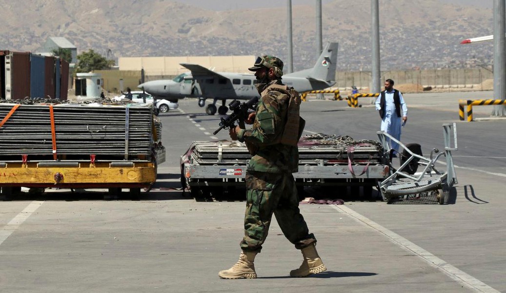 [ẢNH] Taliban giữ 6 máy bay chở người Mỹ không cho di tản khỏi Afghanistan