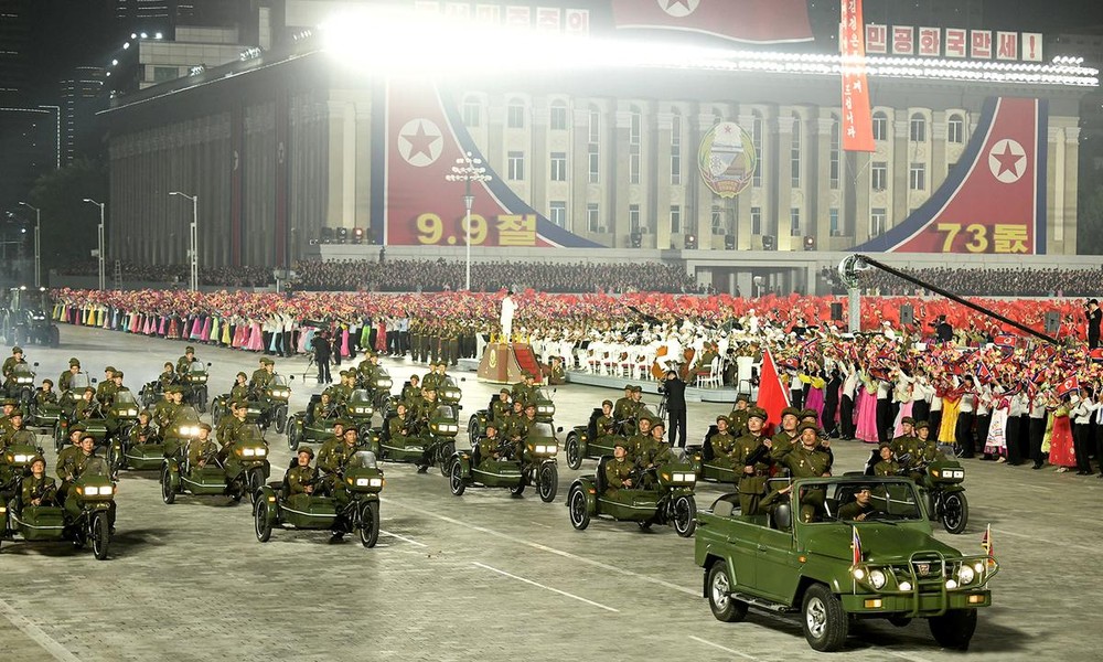 [ẢNH] Triều Tiên bất ngờ duyệt binh hoành tráng lúc nửa đêm