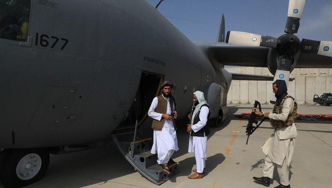 [ẢNH] Mỹ giải cứu phi công Afghanistan tại Uzbekistan