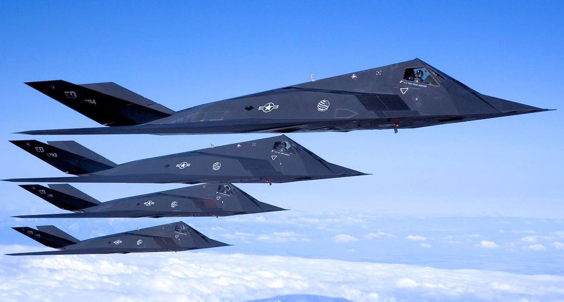 [ẢNH] Mỹ cho chiến đấu cơ tàng hình F-117 làm bia bay cho F-15 tập bắn