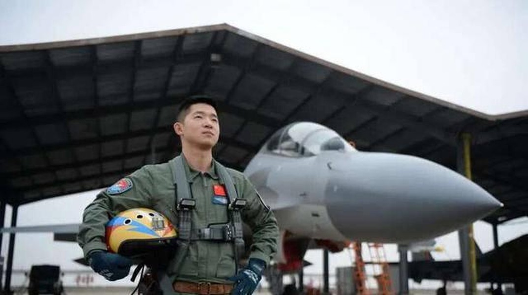 [ẢNH] Học Mỹ, Trung Quốc ra mắt chiến đấu cơ tác chiến điện tử
