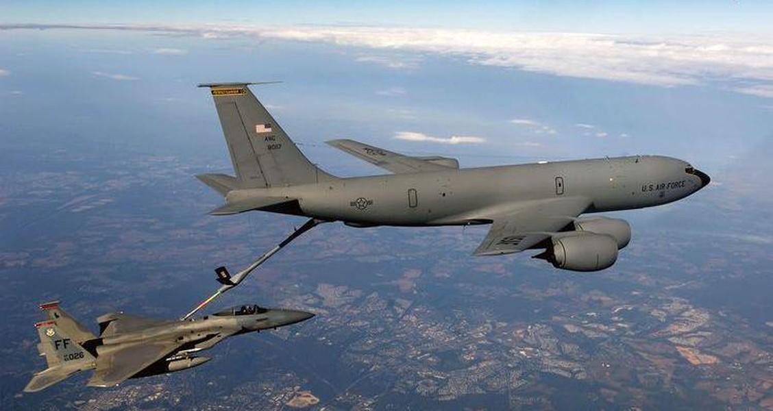 [ẢNH] 'Thùng xăng bay' KC-135 Mỹ suýt gây họa vì tự động bổ nhào