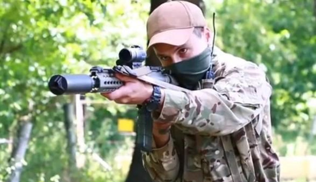 [ẢNH] Vệ binh Quốc gia Ukraine thay thế súng AK bằng súng AR-15 Mỹ