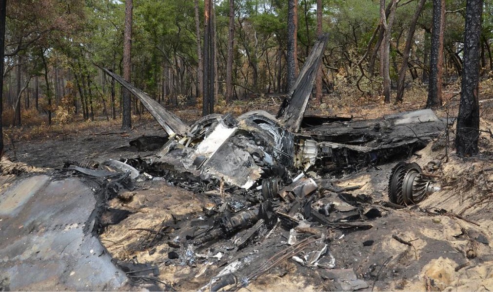 Sai sót trong lau rửa khiến tiêm kích F-22 Raptor Mỹ lao xuống đất cháy rụi