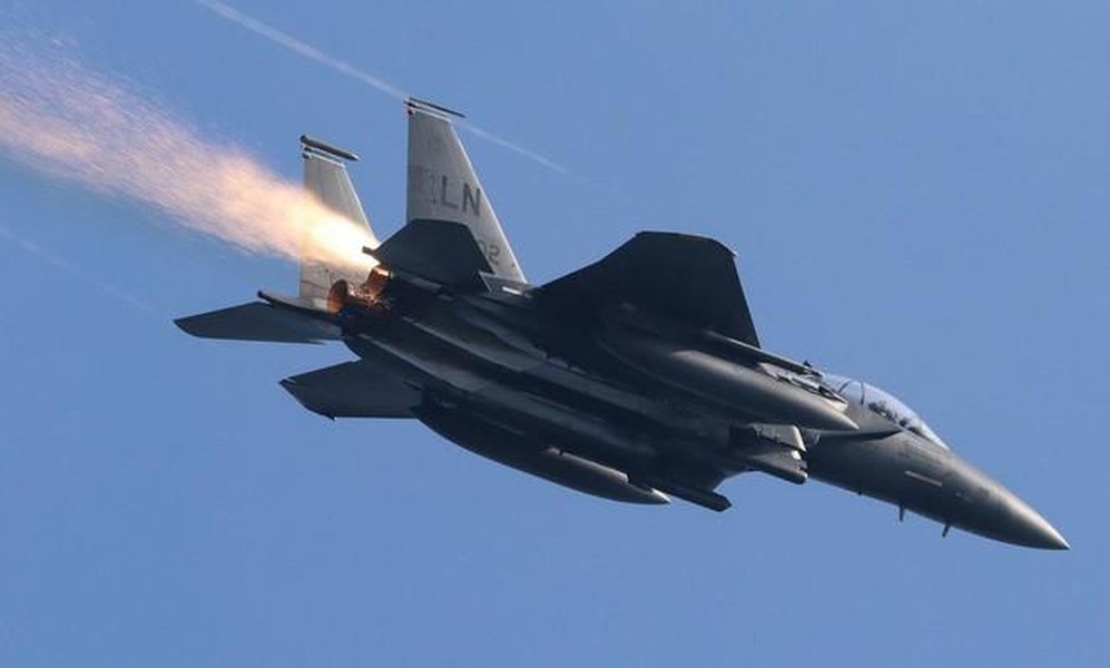 Sai sót trong lau rửa khiến tiêm kích F-22 Raptor Mỹ lao xuống đất cháy rụi