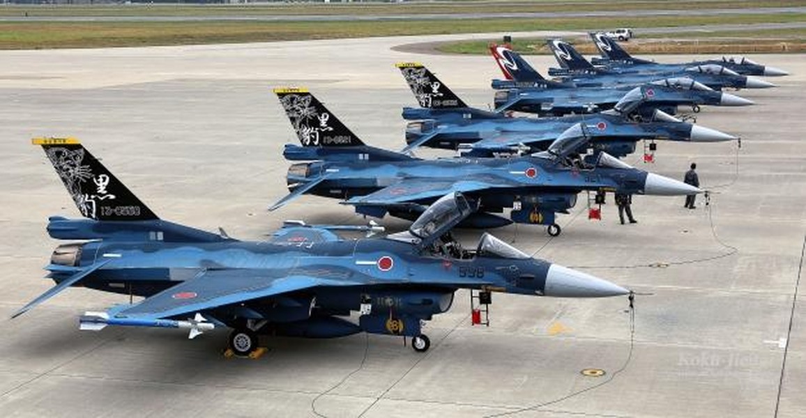 Tiêm kích Nhật Bản bị bật tung kính buồng lái khi lao lên chặn ‘máy bay nghi vấn‘