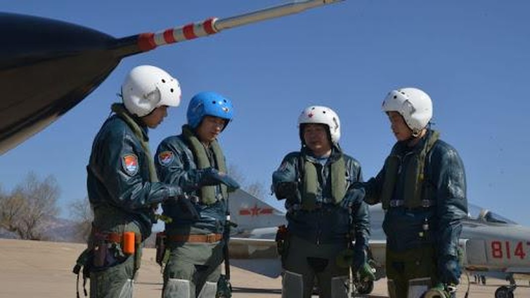 Tiêm kích 'con cưng' J-10 Trung Quốc gặp nạn, 2 phi công liền nhảy xuống sông