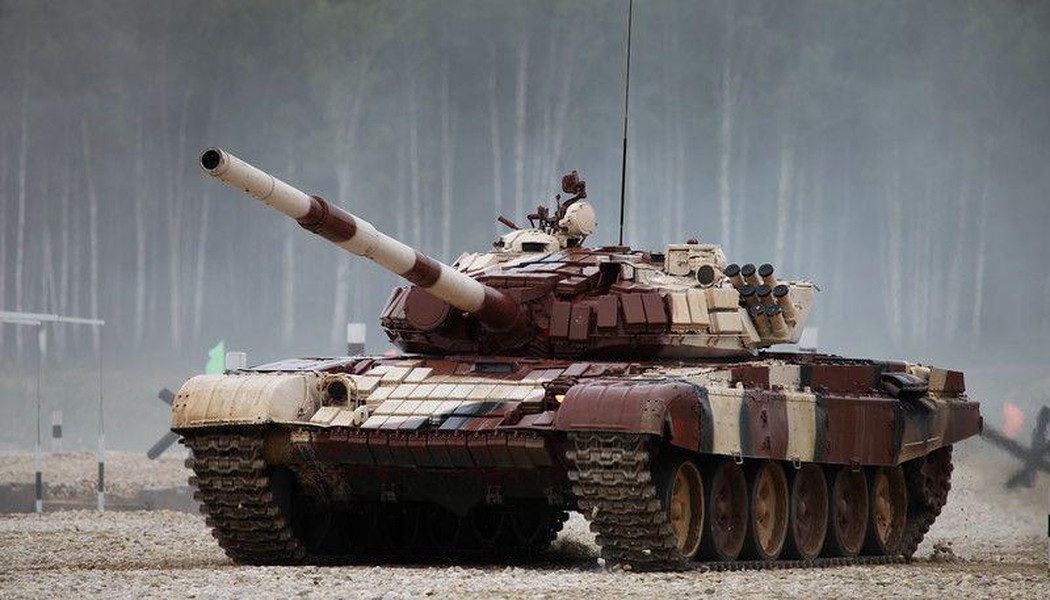 Xe tăng ly khai Ukraine rầm rập áp sát phòng tuyến quân chính phủ