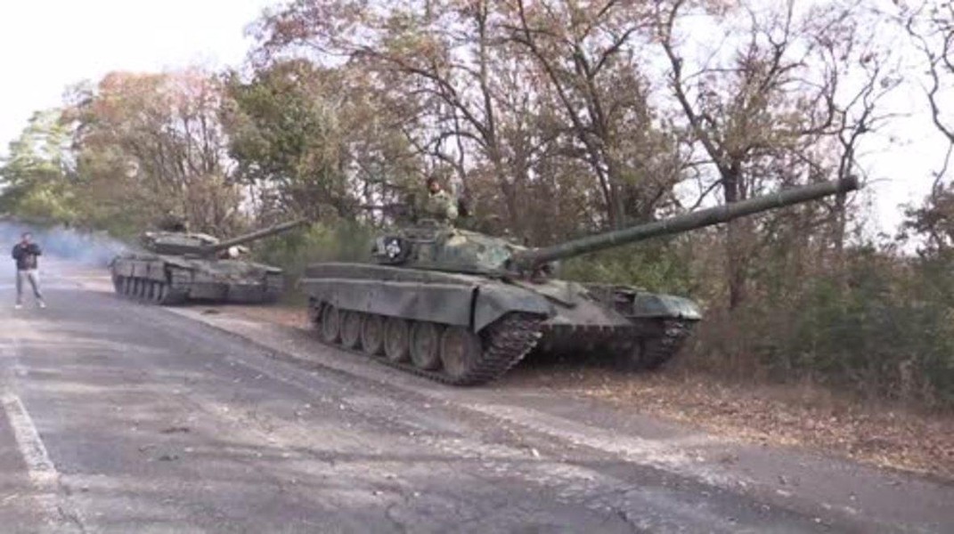 Xe tăng ly khai Ukraine rầm rập áp sát phòng tuyến quân chính phủ
