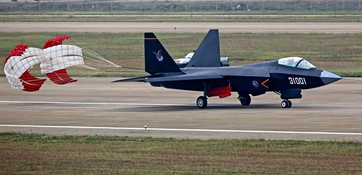 Tiêm kích hạm tàng hình Trung Quốc lần đầu cất cánh, cạnh tranh với F-35C của Mỹ