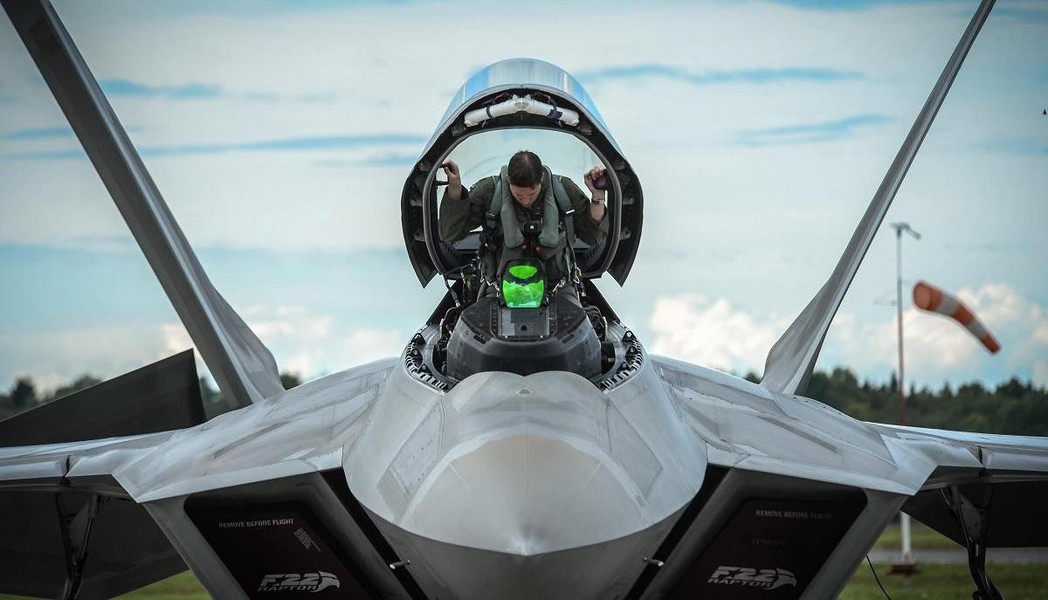 'Chiến thần' F-22 Raptor Mỹ được 'bơm thêm' gần 11 tỷ USD để làm gì?
