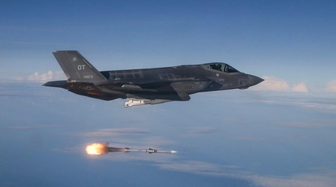 Gần 300 tên lửa sát thủ AIM-120 của Mỹ đổ về Trung Đông