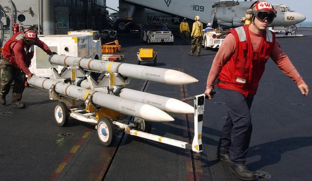 Gần 300 tên lửa sát thủ AIM-120 của Mỹ đổ về Trung Đông