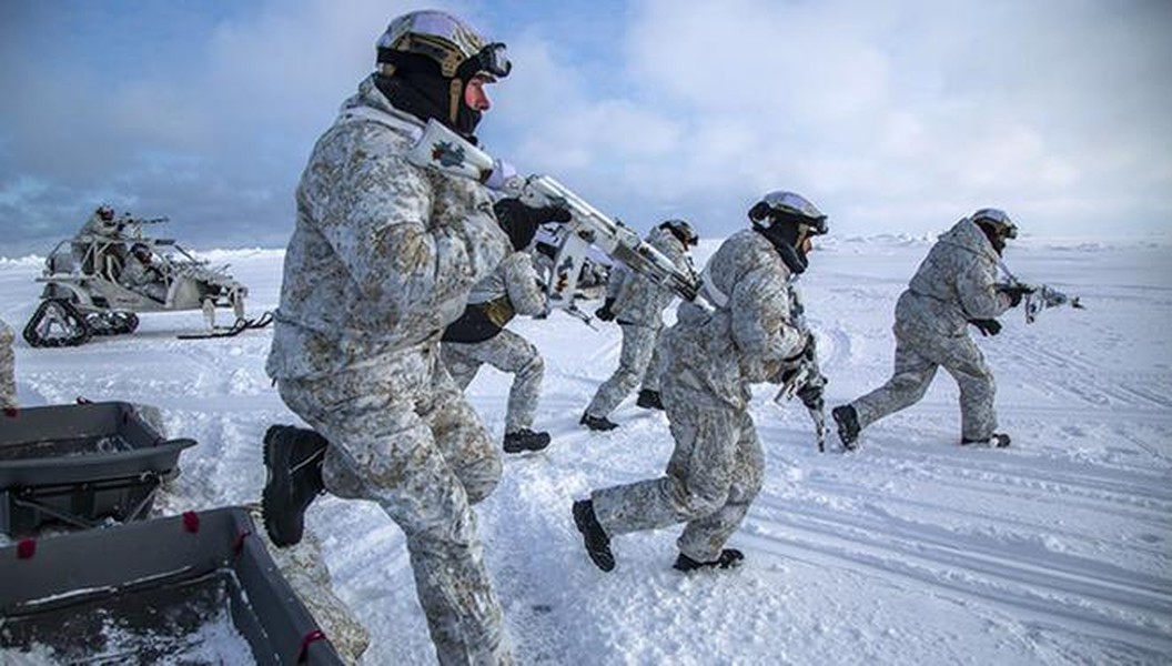 Súng máy huyền thoại PKM Liên Xô theo chân lính Nga tới Bắc Cực