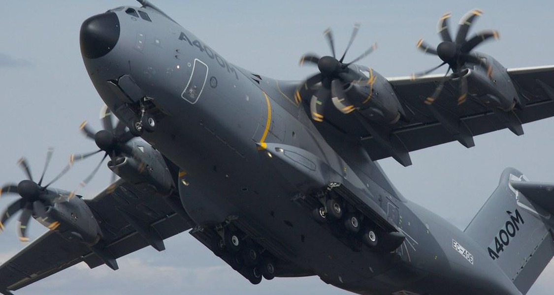 Vận tải cơ A-400M chở theo lính đặc nhiệm Anh vừa hạ cánh xuống Ukraine
