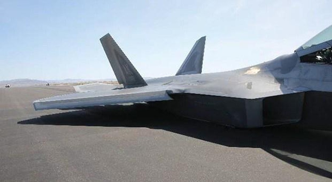 Mỹ mất 4 năm mới sửa xong tiêm kích F-22 Raptor mài bụng xuống đường băng