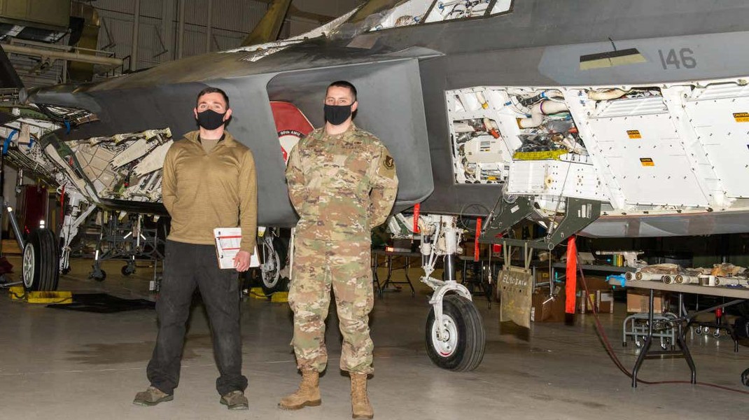 Mỹ mất 4 năm mới sửa xong tiêm kích F-22 Raptor mài bụng xuống đường băng