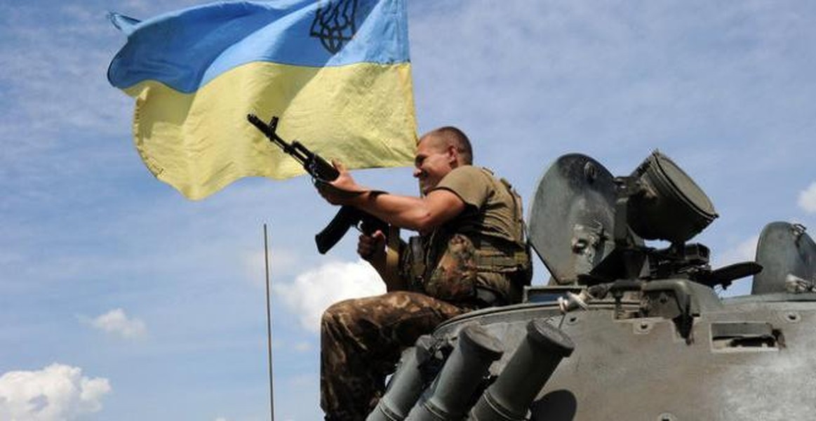Quân đội Ukraine gây sốc khi phải dùng AK gỗ vì thiếu súng thật