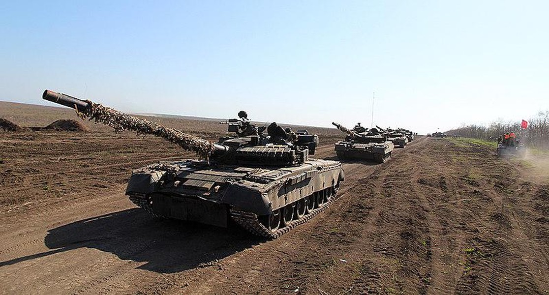 Xe tăng T-80BV Ukraine áp sát biên giới Nga ở khoảng cách chỉ 2km