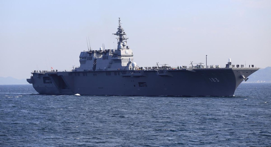 Tàu sân bay JS Izumo Nhật Bản bám sát hàng không mẫu hạm Liêu Ninh Trung Quốc
