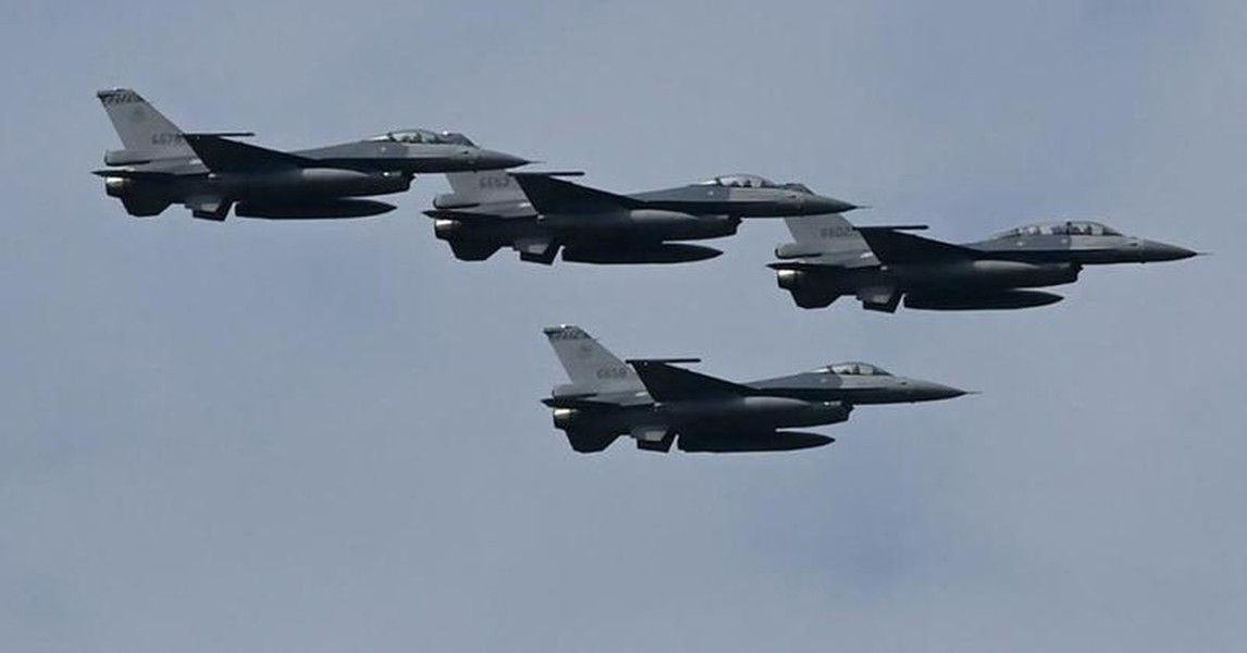 Tiêm kích F-16V đảo Đài Loan diễn tập ‘voi đi bộ’ 