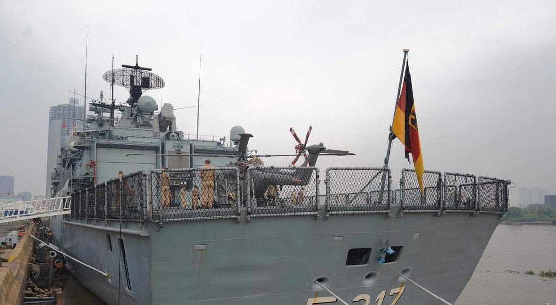 Chiến hạm Bayern của Đức cập cảng Nhà Rồng