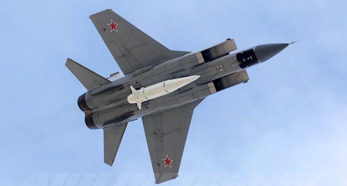 Tiêm kích MiG-31K Nga sập càng khi cất cánh khiến thân trước bị xé toạc