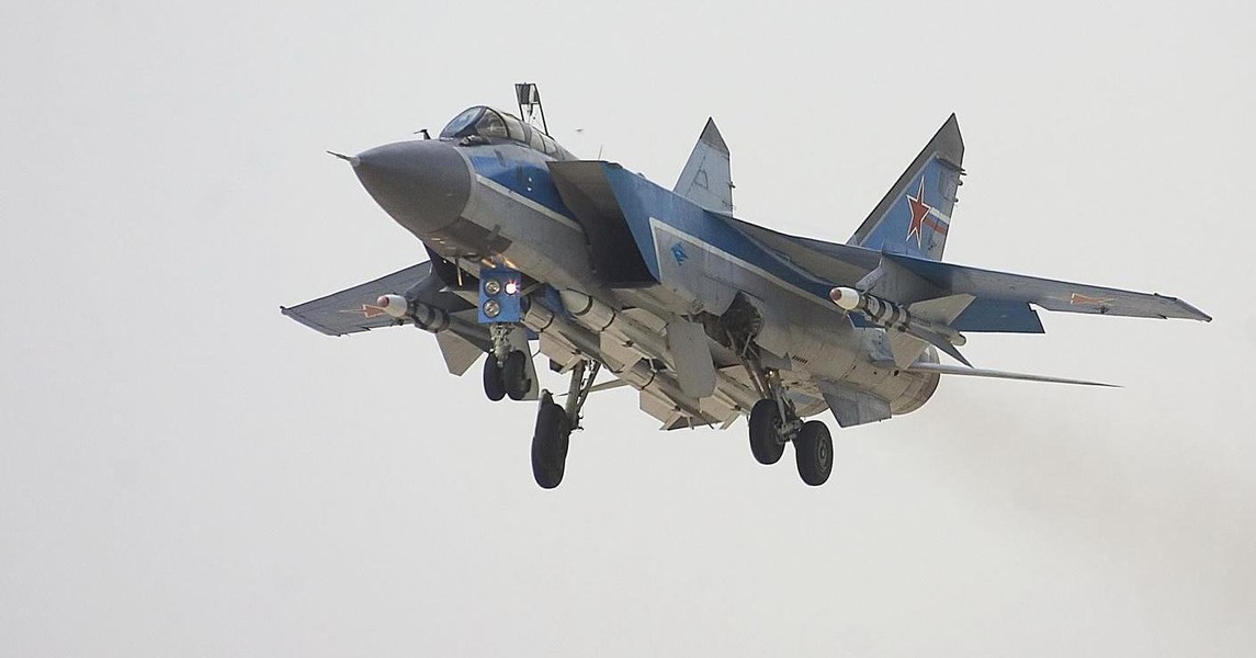 Tiêm kích MiG-31K Nga sập càng khi cất cánh khiến thân trước bị xé toạc