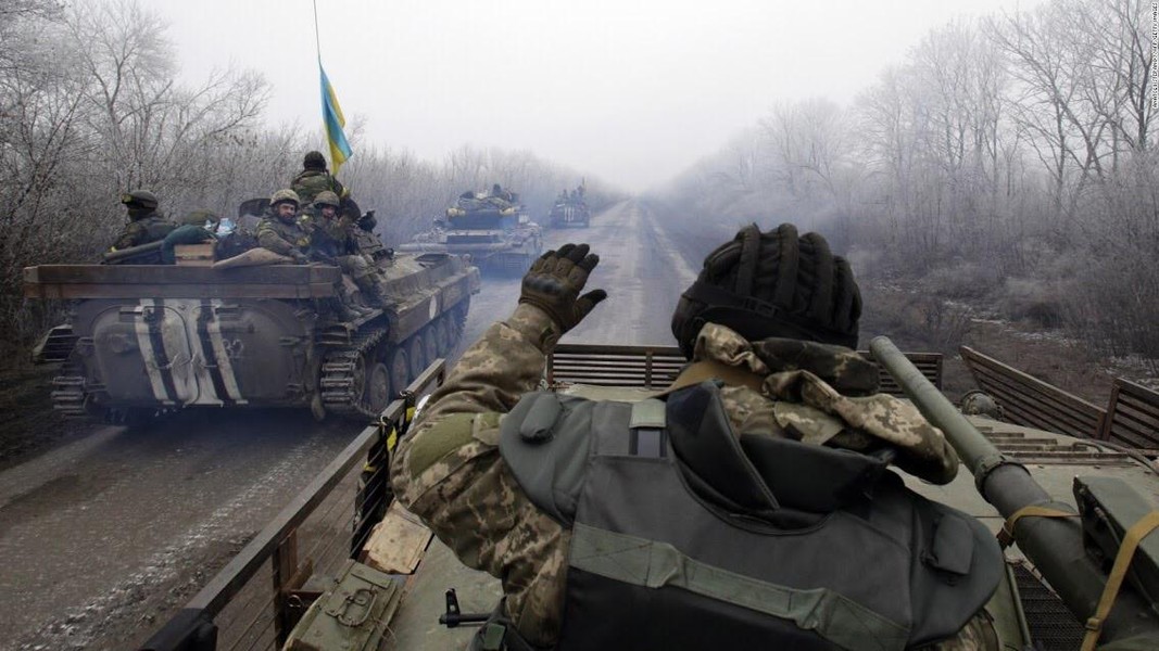Tấn công dữ dội, Nga chọc thủng phòng tuyến Kharkiv của Ukraine