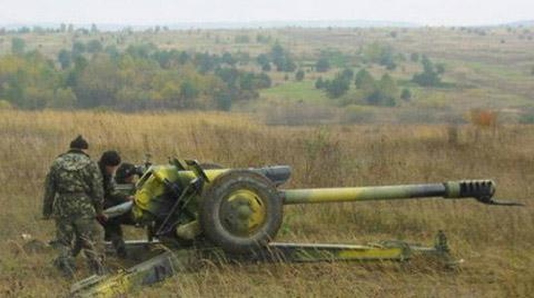 Lựu pháo D-30 được đóng gói để chuyển gấp sang Ukraine