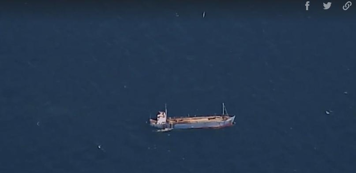 Bom dẫn đường Quicksink Mỹ bẻ gãy đôi tàu hàng lớn trên biển