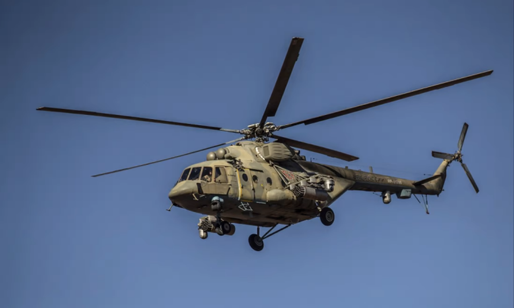 Trực thăng Mi-8 Nga đang thả đặc nhiệm thì bị Ukraine tập kích tại đảo Rắn