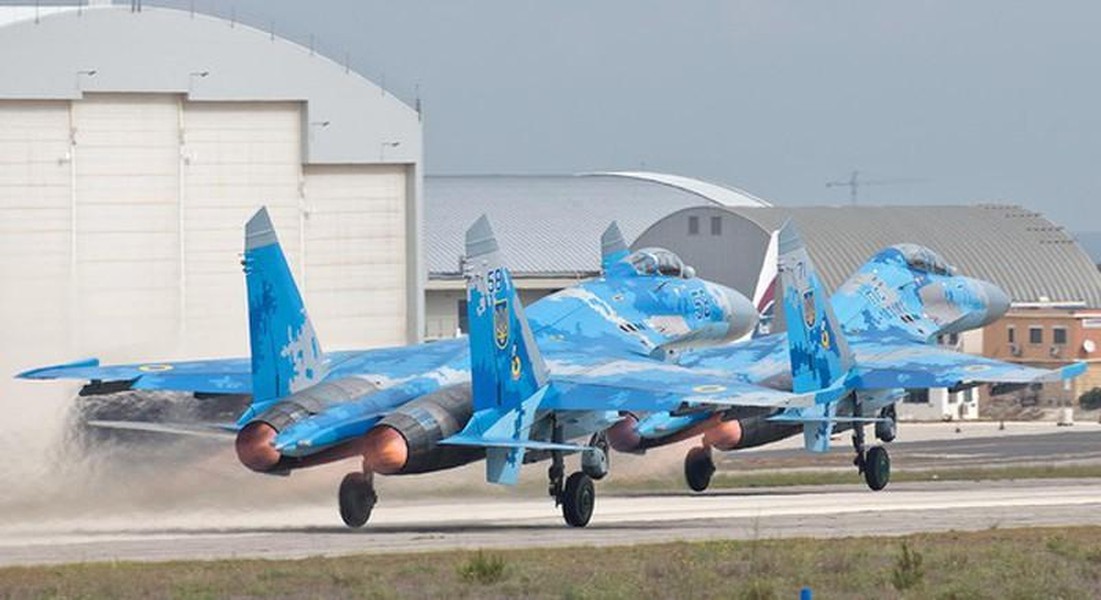 Chiến đấu cơ Su-27 Ukraine bất ngờ tấn công quân Nga trên đảo Rắn