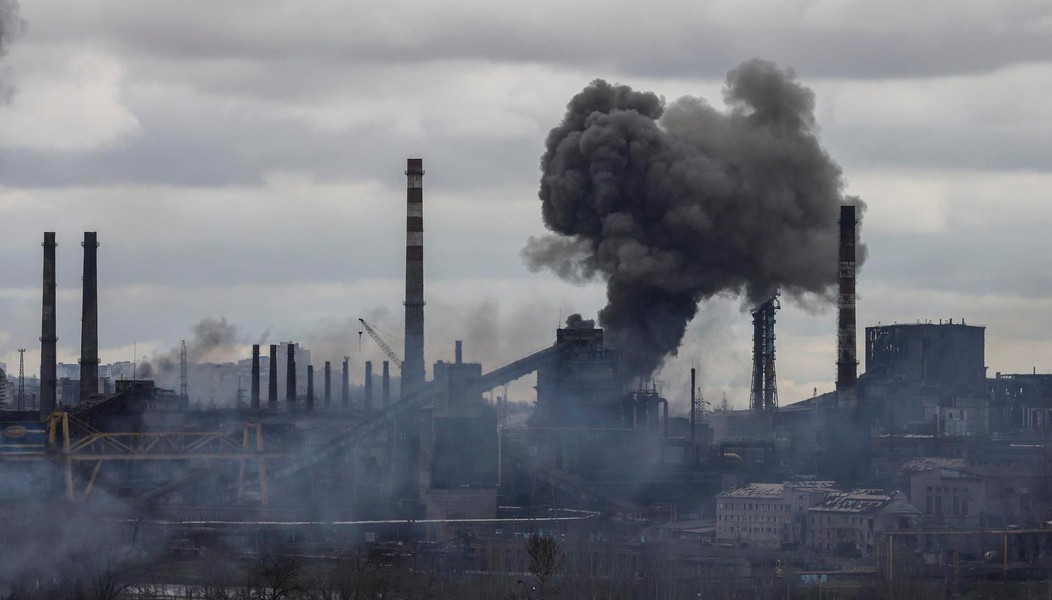 Vì sao, lính Ukraine cố thủ trong nhà máy Azovstal cầu cứu