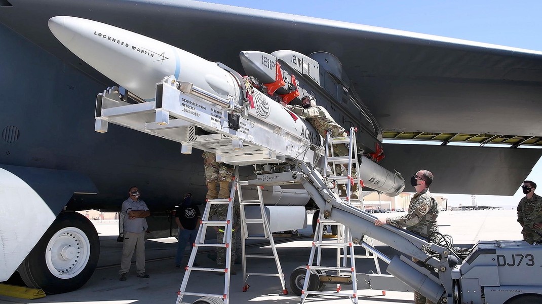 ‘Pháo đài bay’ B-52 Mỹ phóng thành công tên lửa siêu vượt âm AGM-183A