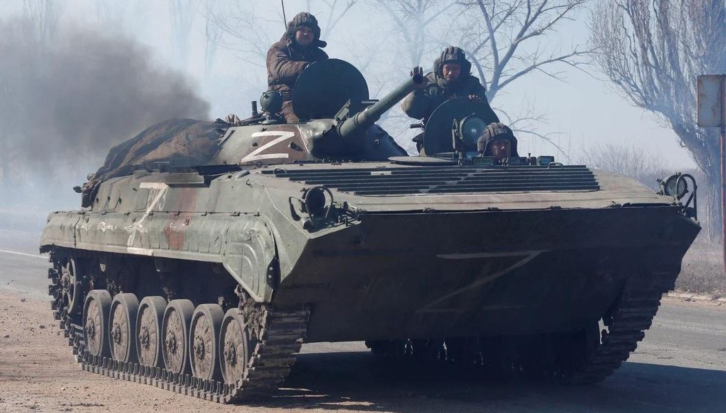 Phát bắn từ súng phóng lựu kích nổ dây chuyền, xé nát xe chiến đấu bộ binh BMP-1 tại Ukraine