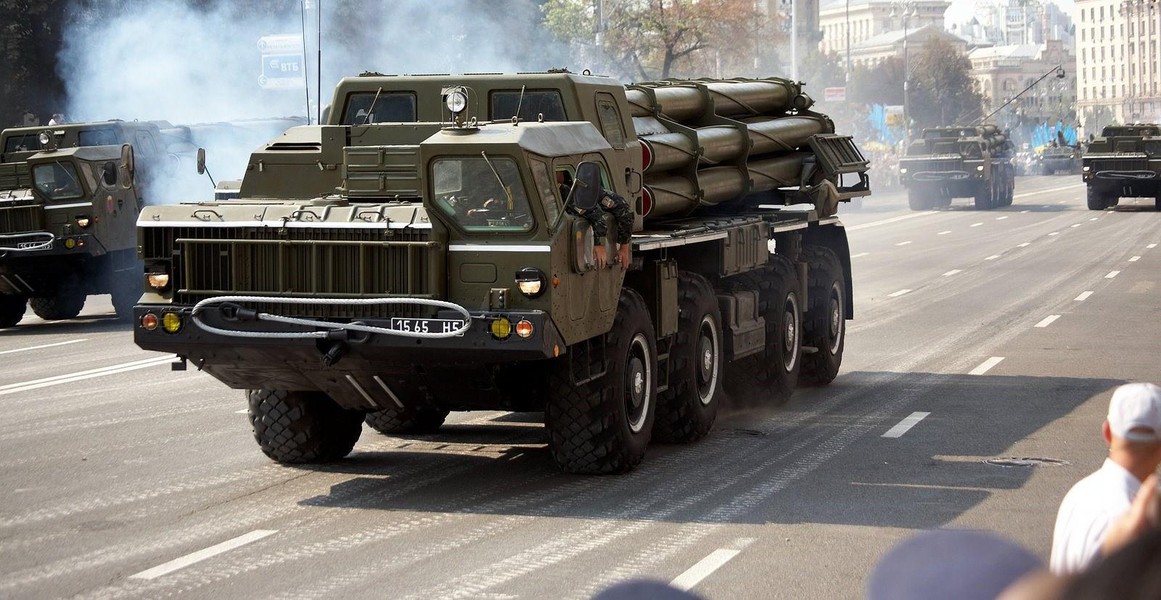 Nga dùng 'cuồng phong lửa' BM-30 để tập kích kho đạn phương Tây chuyển cho Ukraine
