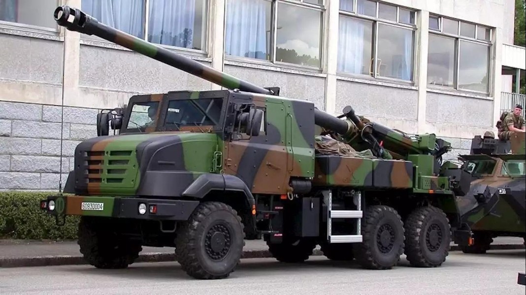 Ngay sau khi tới Kiev, Tổng thống Pháp liền tăng viện thêm pháo tự hành CAESAR cho Ukraine